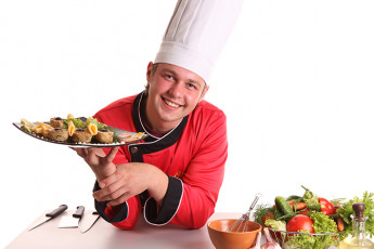 عکس سرآشپز با لباس قرمز و کلاه