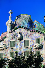 عکس بنای تاریخی کاسا باتلو در بارسلونا