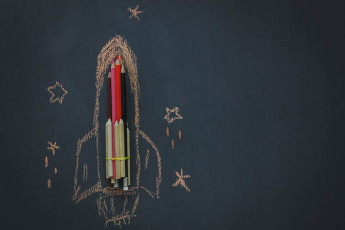 عکس خلاقانه موشک با مدادرنگی