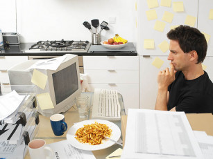 عکس مرد و کامپیوتر و غذا