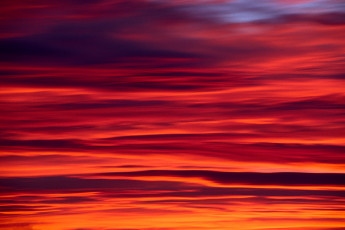 عکس آسمان قرمز و ابرهای قرمز