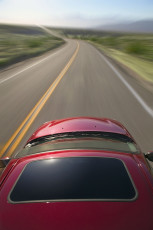 عکس ماشین قرمز در جاده
