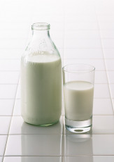 عکس شیشه شیر و لیوان شیر
