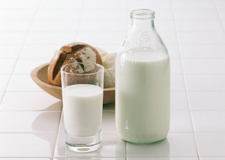عکس ظرف شیشه شیر و لیوان شیر