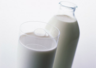 عکس لیوان شیر و شیشه شیر