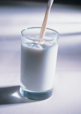 عکس و تصویر ریختن شیر در لیوان 1