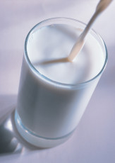عکس و تصویر ریختن شیر در لیوان 2