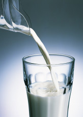 عکس و تصویر ریختن شیر در لیوان 3