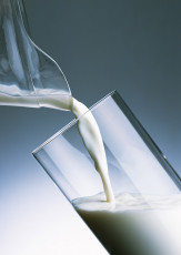 عکس و تصویر ریختن شیر در لیوان 4