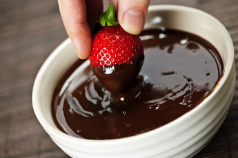 عکس دسر شکلات و توت فرنگی