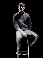 عکس مدل مرد اسپرت روی صندلی