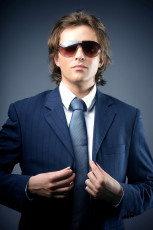 عکس مدل مرد با کت و عینک