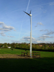 عکس توربین بادی در مزرعه