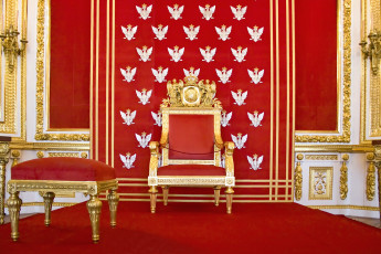عکس مبل سلطنتی با پارچه قرمز