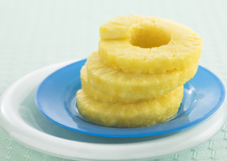 عکس آناناس حلقه شده در ظرف