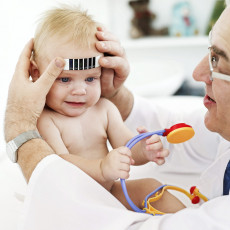 عکس کودک نوازد و دکتر در حال اندازه گیری تب