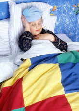 عکس کودک بیمار در تختخواب