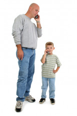 عکس پدر و پسربچه با موبایل