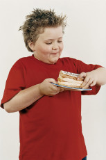 عکس کودک در حال خوردن کیک