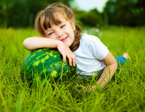 عکس بچه در طبیعت و هندوانه
