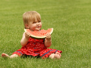 عکس بچه در طبیعت در حال هندوانه خوردن