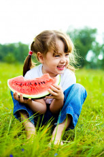 عکس دختر بچه با هندوانه در طبیعت