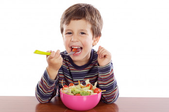 عکس پسربچه در حال خوردن سبزیجات