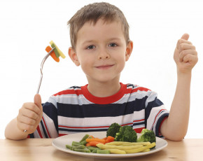 عکس پسربچه و خوردن سبزیجات