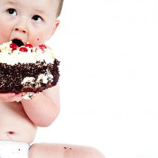 عکس بچه کوچولو در حال خوردن کیک