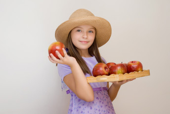 عکس دختربچه و ظرف سیب قرمز