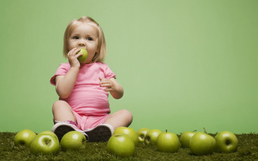 عکس بچه و سیب سبز