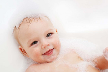 عکس نوزاد بچه در وان حمام