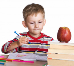 عکس دانش آموز پسر با کتاب و سیب