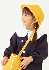 عکس دانش آموز دختر و کلاه زرد