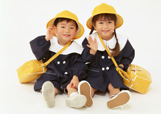 عکس دختران دانش آموز با کلاه زرد