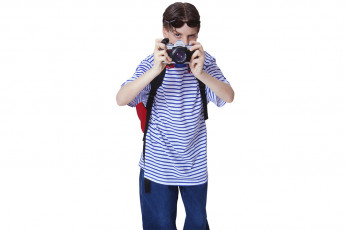 عکس دانش آموز پسر در حال عکس گرفتن