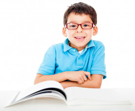 عکس دانش آموز پسر با عینک و کتاب