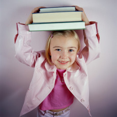 عکس دختر بچه با کتاب