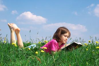 عکس دختربچه در طبیعت در حال کتاب خواندن