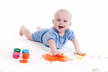 عکس کودک و رنگ نقاشی