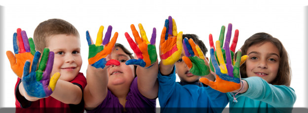 عکس کودکان با دست های رنگی