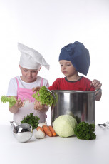 عکس آشپزی با سبزیجات کودکان