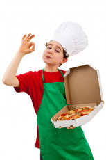 عکس سرآشپز پسر با پیتزا