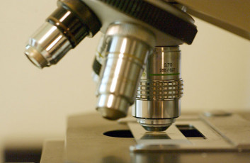 عکس میکروسکوپ آزمایشگاهی
