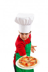 عکس پسربچه سرآشپز با پیتزا