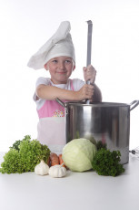 عکس دختربچه سرآشپز با قابلمه و سبزیجات