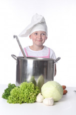 عکس دختربچه سرآشپز در آشپزخانه