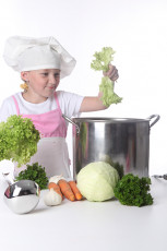 عکس دختربچه در حال آشپزی