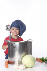 عکس پسربچه سرآشپز با قابلمه و سبزیجات