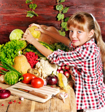 عکس دختربچه و سبزیجات